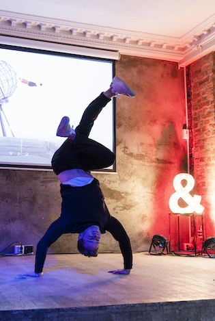 Daniel Grindeland danser breakdance på scenen for Econa-medlemmer