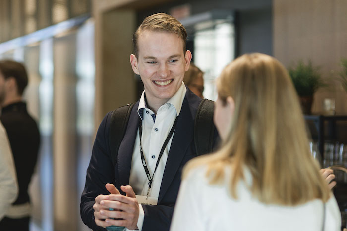 Econa studentmedlem Svein Østebø snakker med annen deltaker under NM i økonomi