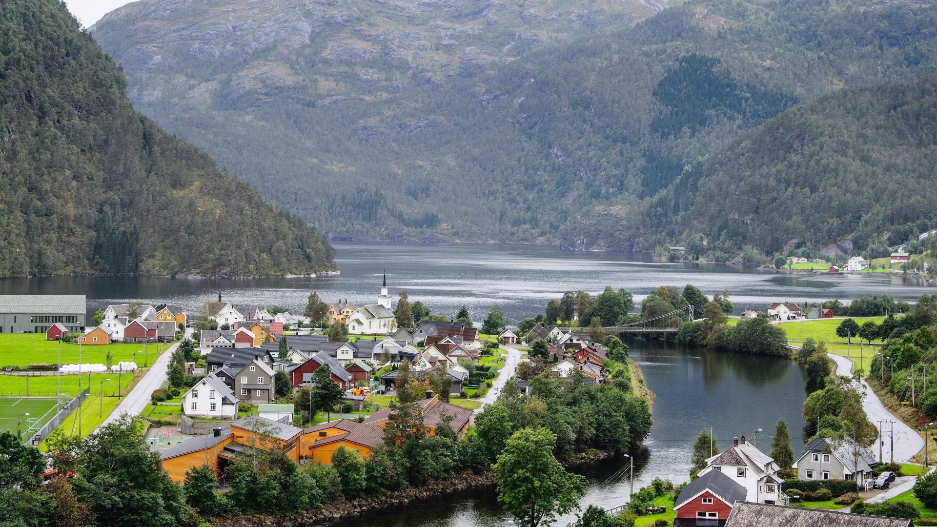 Bilde av Modalen tatt fra høyden, med fjell i bakgrunnen.